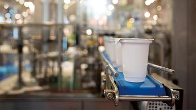 Nhà sản xuất hộp đựng sữa chua sử dụng hệ thống kiểm tra trực quan để tăng cường kiểm soát chất lượng